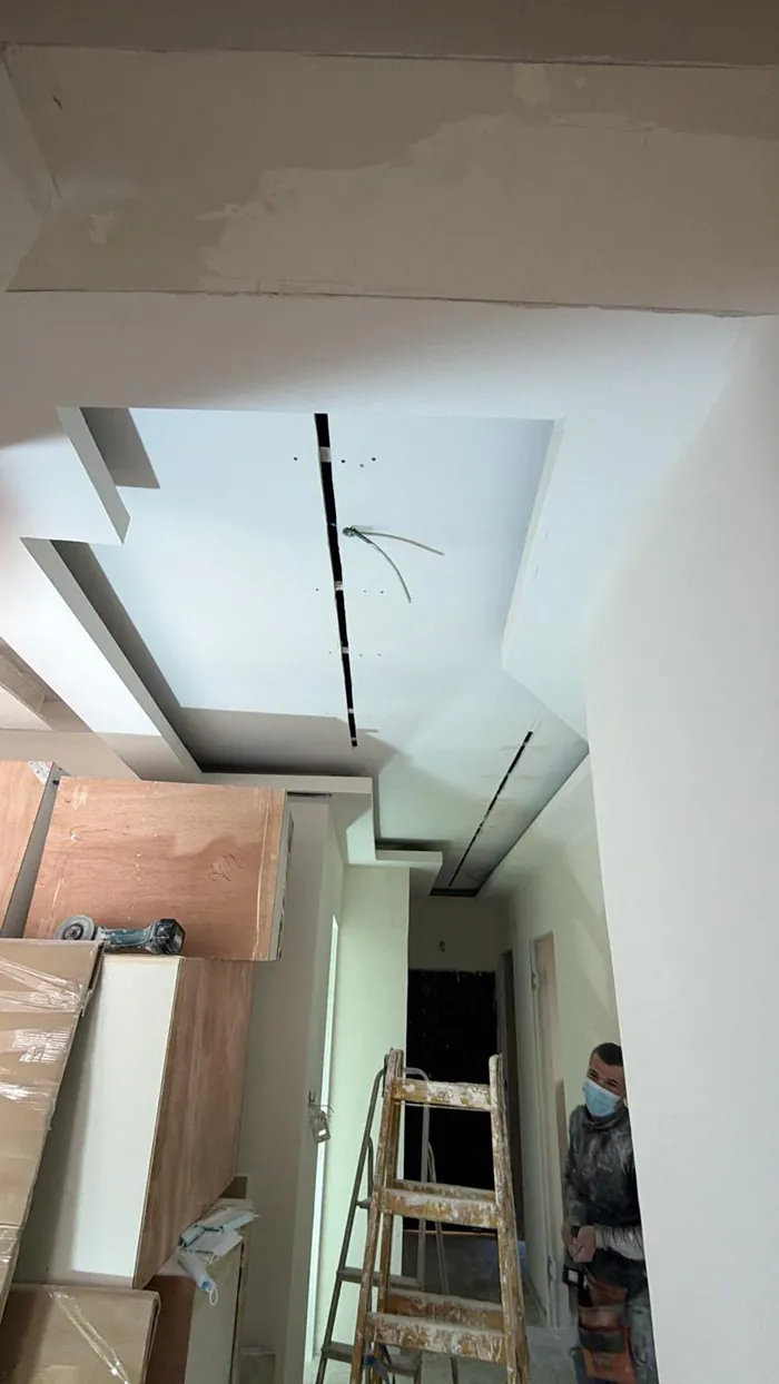 תקרה מפורקת בשלב הכנת התשתית עם חיווט תאורה חשוף.