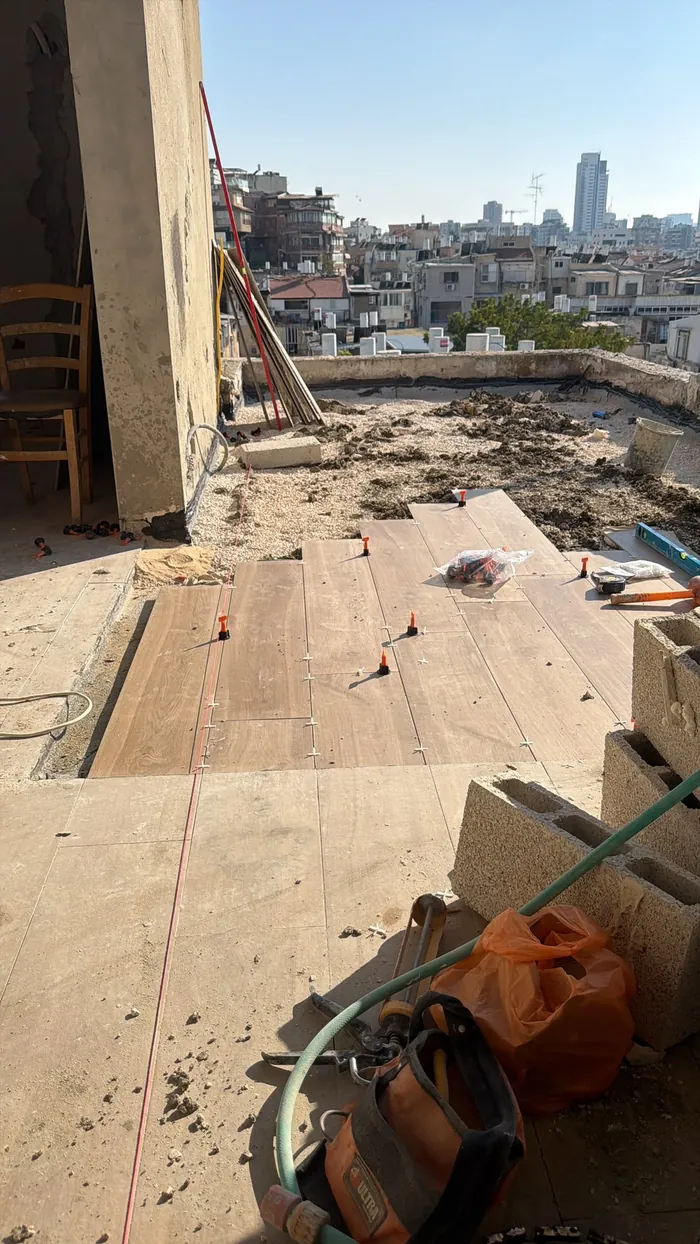 מרפסת מפורקת עם נוף לבנייני מגורים בסביבה.