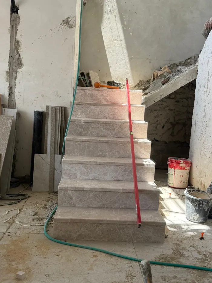 פירוק מדרגות בכניסה לבניין עם פסולת בניין.