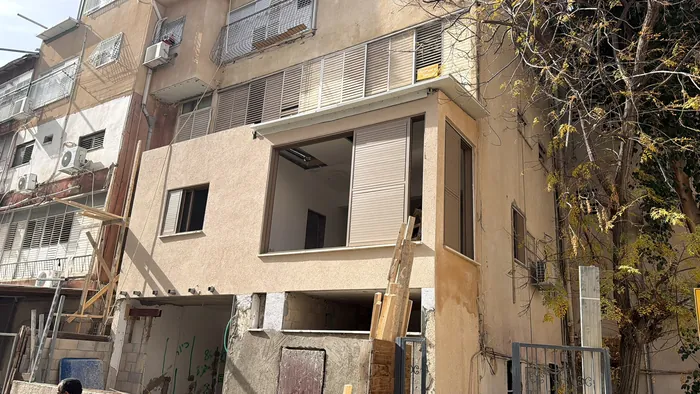 פתח גדול בקיר חזית המבנה לאחר פירוק.