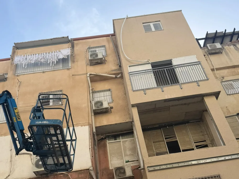 התקנת חלון אלומיניום בפתח דירה