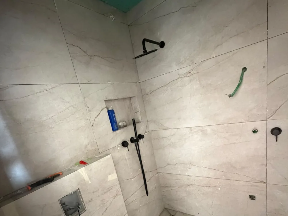 חדר רחצה בחיפוי פורצלן במידה גדולה, בשלב הגמר — עבודה שביצענו